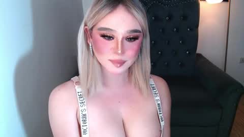 Snapshot of superh0tangelxx chatting on October 16, 11:39 pm CARMINA online show from October 16, 11:39 pm