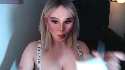 Snapshot of superh0tangelxx chatting on October 21, 1:28 am CARMINA online show from October 21, 1:28 am