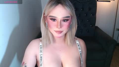 Snapshot of superh0tangelxx chatting on November 3, 1:08 am CARMINA online show from November 3, 1:08 am