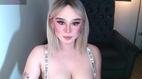 Snapshot of superh0tangelxx chatting on November 3, 11:37 pm CARMINA online show from November 3, 11:37 pm