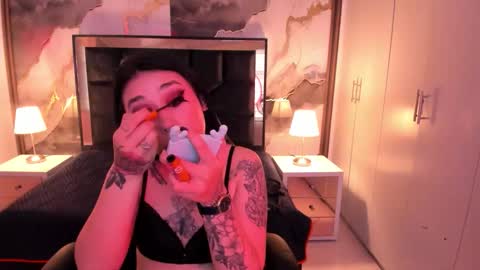 susanvilla online show from November 18, 7:51 pm