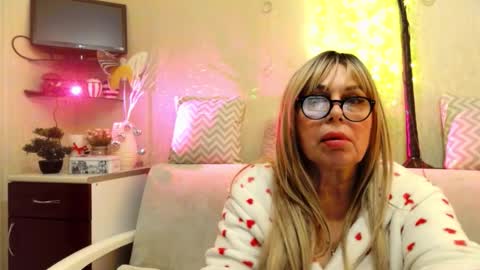 Snapshot of susiexnoreen chatting on February 19, 11:06 am SusiexNoreen online show from February 19, 11:06 am