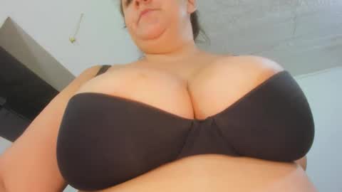 susy bigboobss online show from May 20, 11:00 pm