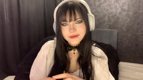 EmilySuonn online show from April 7, 5:41 am