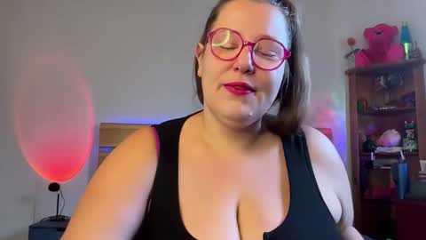 Snapshot of suziestardust chatting on May 2, 3:22 am suzie stardust online show from May 2, 3:22 am