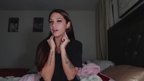 Snapshot of svtf2323 chatting on December 7, 1:03 am SV online show from December 7, 1:03 am