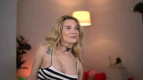 Snapshot of svveetluna chatting on June 22, 3:25 am SweetLuna online show from June 22, 3:25 am