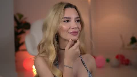 Snapshot of svveetluna chatting on July 6, 3:03 am SweetLuna online show from July 6, 3:03 am
