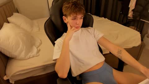 Snapshot of sw33theart_b0y chatting on December 30, 2:53 am Nate 3 online show from December 30, 2:53 am