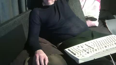 Snapshot of swartarn chatting on November 16, 3:34 am ArnSwart online show from November 16, 3:34 am