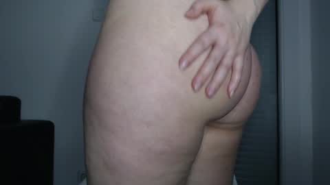 Snapshot of sweat_mia chatting on February 19, 11:36 pm sweat_mia online show from February 19, 11:36 pm