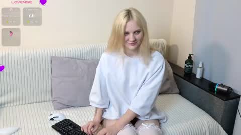 Snapshot of sweet1e_baby chatting on August 3, 9:40 pm sweet1e_baby online show from August 3, 9:40 pm