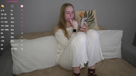 Snapshot of sweet__michelle chatting on December 20, 9:44 pm Michelle online show from December 20, 9:44 pm