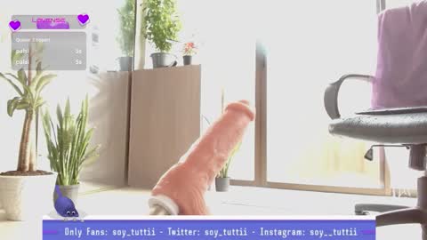 Snapshot of sweet_bluee chatting on December 21, 1:07 pm Tutti online show from December 21, 1:07 pm