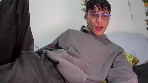 sweet_boy2224 online show from January 10, 10:58 pm