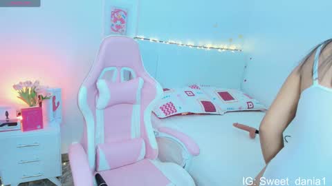 Snapshot of sweet_dania_ chatting on September 9, 7:41 am sweet_dania_ online show from September 9, 7:41 am