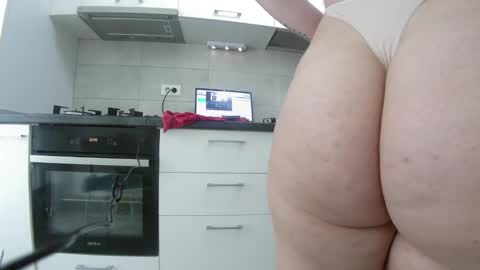 Snapshot of sweet_ella chatting on January 9, 10:52 am online show from January 9, 10:52 am