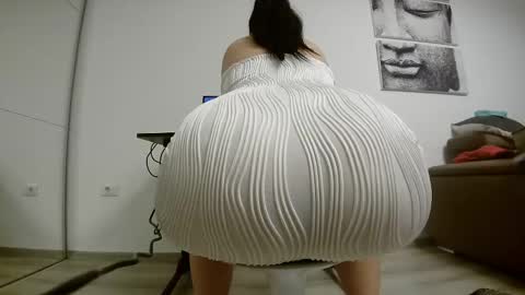 Snapshot of sweet_ella chatting on February 20, 5:23 am online show from February 20, 5:23 am