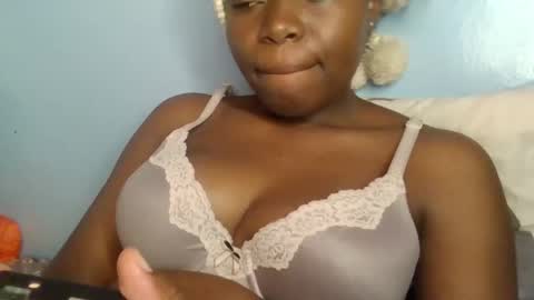 Snapshot of sweet_jamiie chatting on October 7, 6:43 am jay online show from October 7, 6:43 am