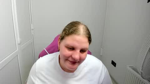 Snapshot of sweet_karla_la chatting on June 3, 2:44 pm Karla online show from June 3, 2:44 pm