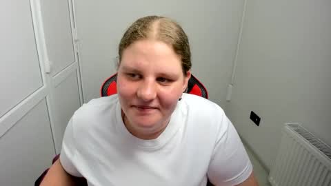 Snapshot of sweet_karla_la chatting on June 4, 1:17 pm Karla online show from June 4, 1:17 pm