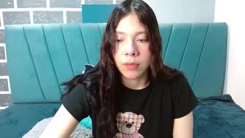 Snapshot of sweet_kitty_05 chatting on February 10, 12:15 am sweet_kitty_05 online show from February 10, 12:15 am