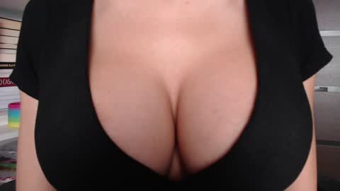 Snapshot of sweet_lil_thing chatting on November 3, 7:31 am Jen online show from November 3, 7:31 am