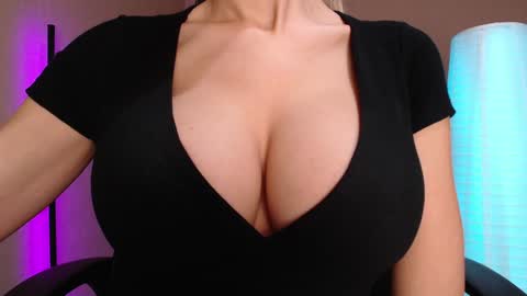 Snapshot of sweet_lil_thing chatting on November 27, 7:21 am Jen online show from November 27, 7:21 am