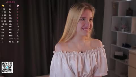 Snapshot of sweet_lily_1 chatting on June 10, 1:39 am Lily online show from June 10, 1:39 am