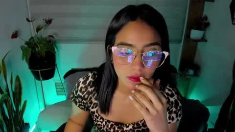 Snapshot of sweet_lina1 chatting on April 10, 1:00 am Lina online show from April 10, 1:00 am