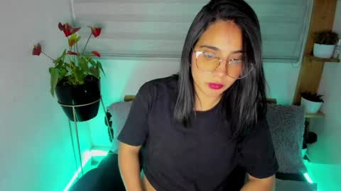Snapshot of sweet_lina1 chatting on May 18, 1:24 am Lina online show from May 18, 1:24 am