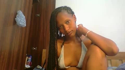 Snapshot of sweet_melod chatting on February 20, 4:53 am Linda online show from February 20, 4:53 am