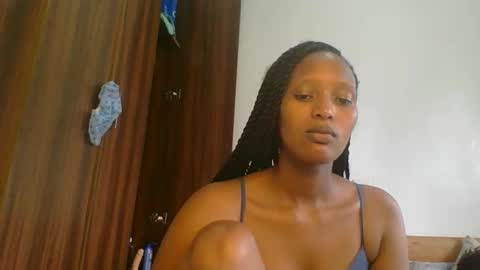 Snapshot of sweet_melod chatting on February 21, 12:39 pm Linda online show from February 21, 12:39 pm