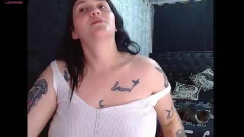 Snapshot of sweet_poison_666 chatting on June 10, 12:33 am sweet_poison_666 online show from June 10, 12:33 am