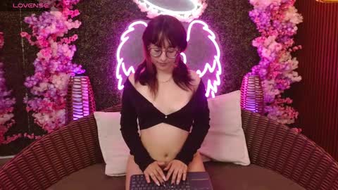 Roxanee online show from February 10, 1:15 pm