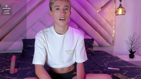 Snapshot of sweet_santii chatting on October 2, 7:43 pm Santiago online show from October 2, 7:43 pm