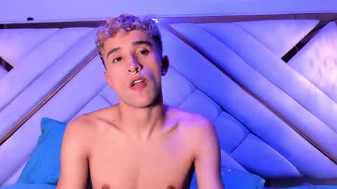 Snapshot of sweet_santii chatting on October 10, 11:48 pm Santiago online show from October 10, 11:48 pm
