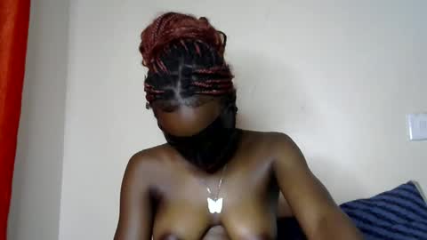 sweet_strawberina online show from April 9, 9:31 pm