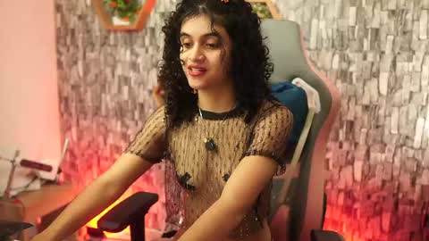 Salom independent model online show from April 17, 7:50 pm