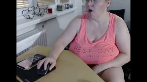 Snapshot of sweetboobs85h chatting on February 4, 9:20 pm Sweetboobs85h online show from February 4, 9:20 pm