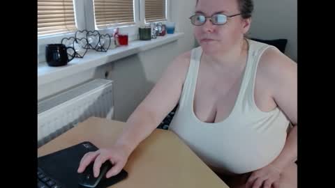 Snapshot of sweetboobs85h chatting on February 7, 12:28 pm Sweetboobs85h online show from February 7, 12:28 pm