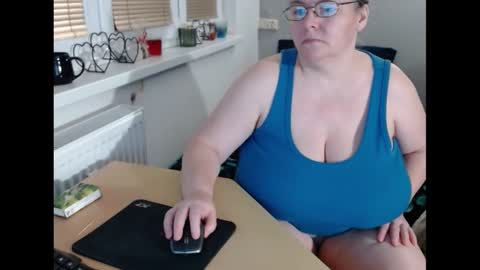 Snapshot of sweetboobs85h chatting on February 19, 6:10 pm Sweetboobs85h online show from February 19, 6:10 pm