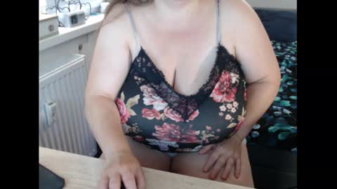 Snapshot of sweetboobs85h chatting on September 10, 8:36 am Sweetboobs85h online show from September 10, 8:36 am