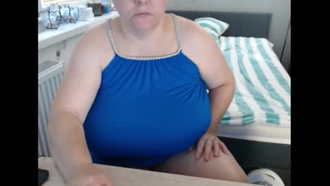 Snapshot of sweetboobs85h chatting on October 14, 7:42 am Sweetboobs85h online show from October 14, 7:42 am