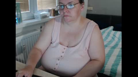 Snapshot of sweetboobs85h chatting on July 8, 6:40 am Sweetboobs85h online show from July 8, 6:40 am
