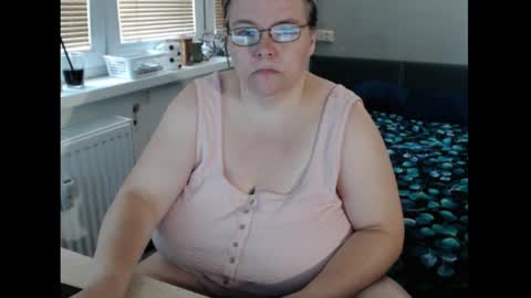 Snapshot of sweetboobs85h chatting on July 15, 11:15 am Sweetboobs85h online show from July 15, 11:15 am