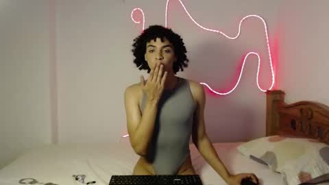 Snapshot of sweetcurlyboy chatting on February 24, 12:52 am Chris online show from February 24, 12:52 am