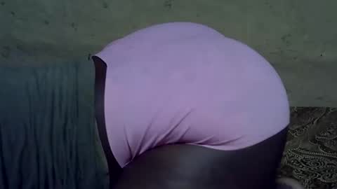 Snapshot of sweetdivah2 chatting on June 4, 3:18 pm divinah online show from June 4, 3:18 pm