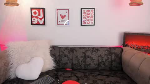 Lunita dim online show from March 19, 8:02 pm