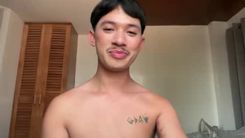 Snapshot of sweetguy102103 chatting on November 6, 3:07 am khrayan online show from November 6, 3:07 am